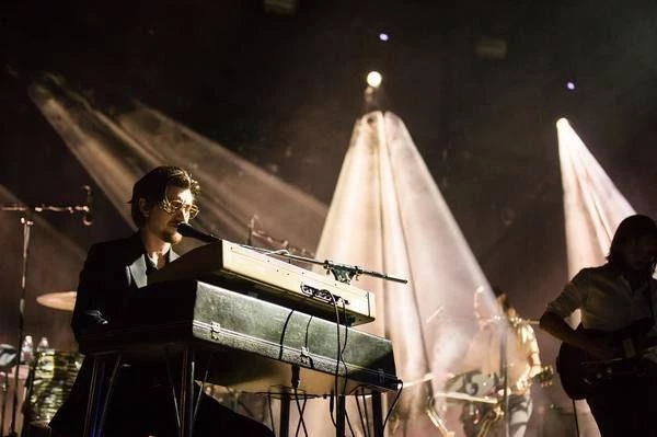 اجرای آرکتیک مانکیز در دورهٔ Tranquility Base Hotel & Casino