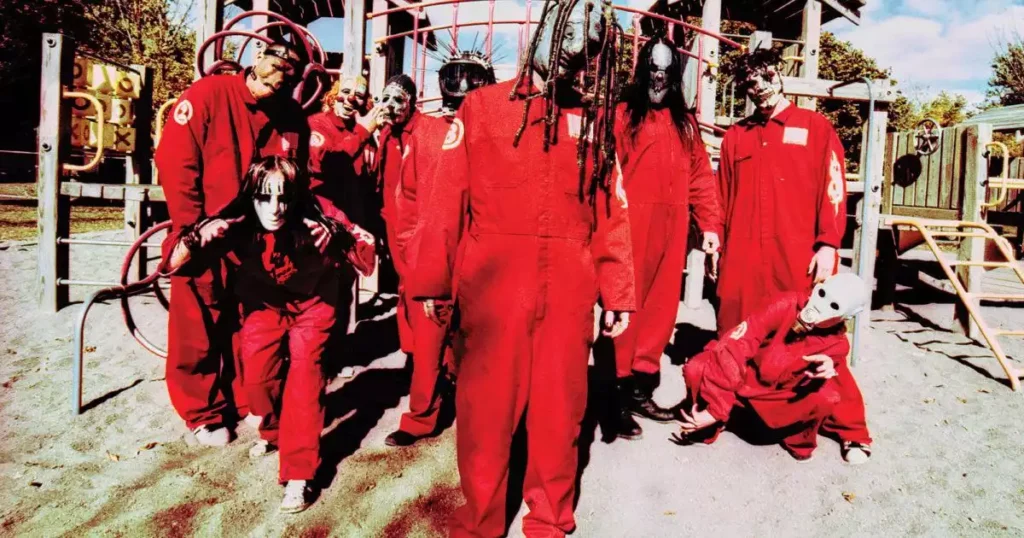اعضای اسلیپنات با ماسکهای دوره آلبوم Slipknot در سال ۱۹۹۹